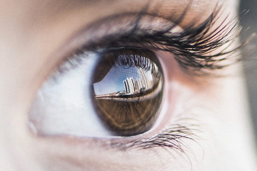 Œil qui regarde sur le côté, reflet du ciel : l'EMDR (Ritmo) utilise les mouvements oculaires