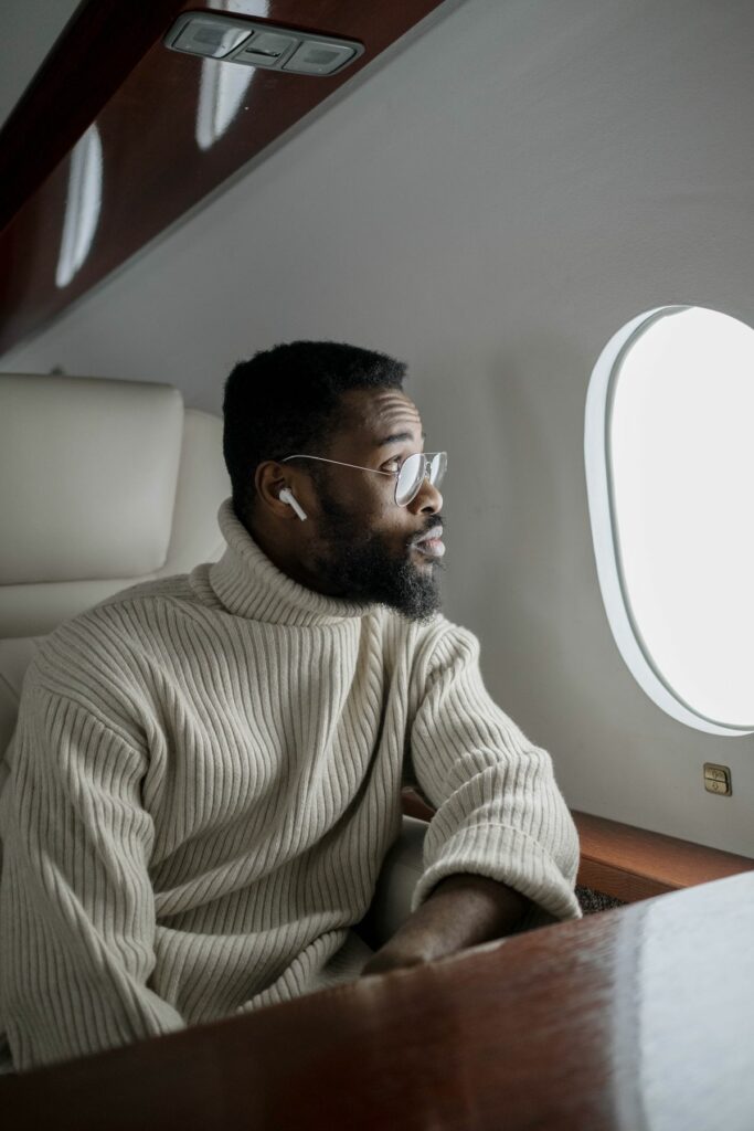 Homme serein regardant par le hublot d'un avion